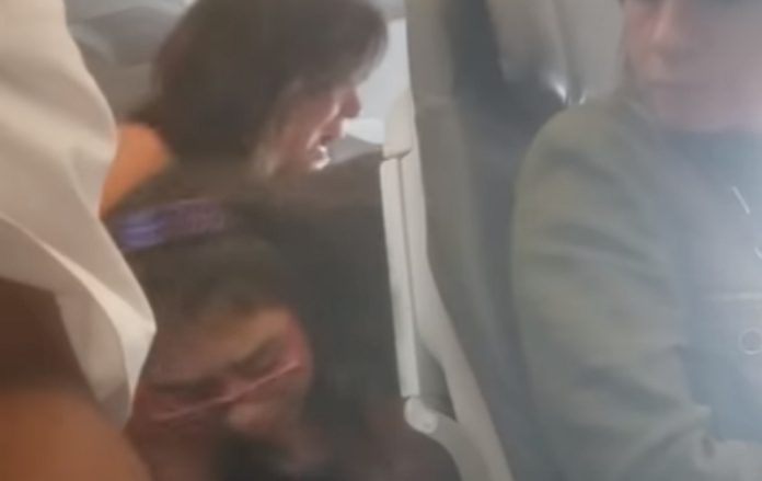 Adolescente faz escândalo no avião por causa do telemóvel Adolescente faz escândalo no avião por causa do telemóvel