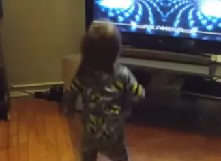 Bebé delira com a música “Invincible” dos Tool