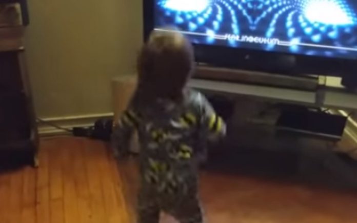 Bebé delira com a música “Invincible” dos Tool Bebé delira com a música “Invincible” dos Tool