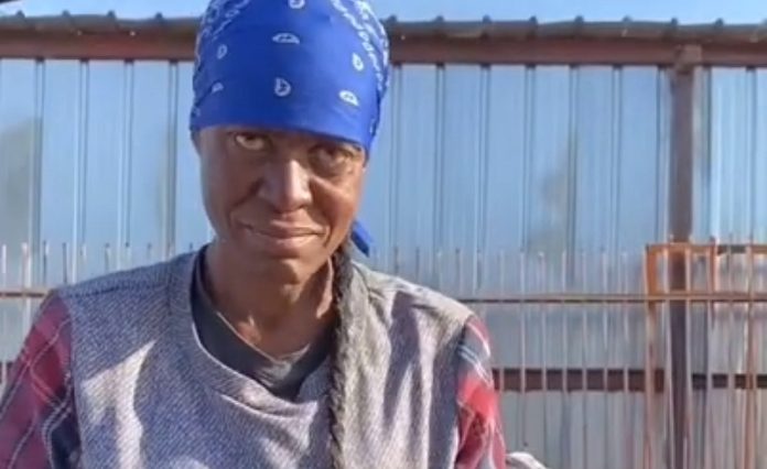 Depois de 10 anos na rua, mulher sem-abrigo recebe apartamento Depois de 10 anos na rua, mulher sem-abrigo recebe apartamento