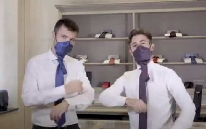 Empresa italiana cria gravata que pode ser transformada em máscara Empresa italiana cria gravata que pode ser transformada em máscara