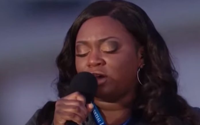 Enfermeira canta Amazing Grace em homenagem às vítimas de Covid-19 Enfermeira canta Amazing Grace em homenagem às vítimas de Covid-19