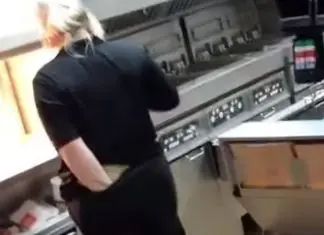 Funcionária do McDonald’s mete mão dentro das calças antes de mexer nas batatas fritas Funcionária do McDonald's mete mão dentro das calças antes de mexer nas batatas fritas