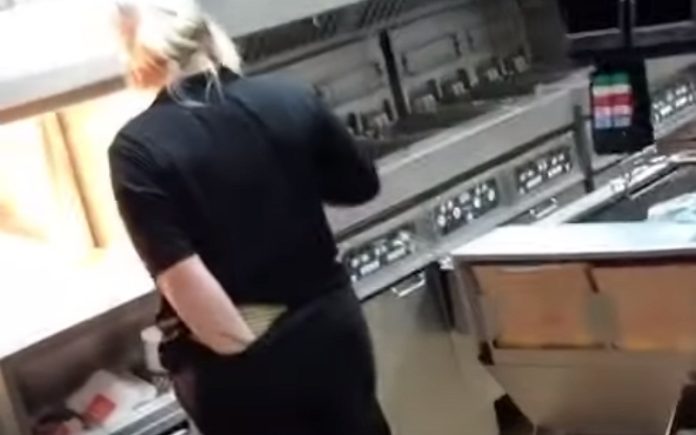 Funcionária do McDonald's mete mão dentro das calças antes de mexer nas batatas fritas Funcionária do McDonald's mete mão dentro das calças antes de mexer nas batatas fritas