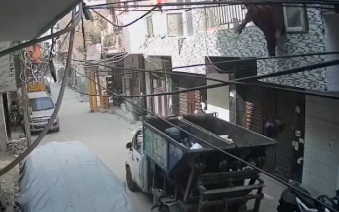 Homem cai para camião do lixo ao tentar atirar saco Homem cai para camião do lixo ao tentar atirar saco