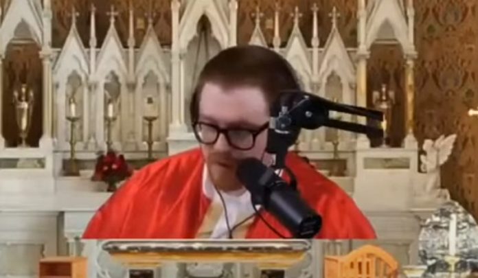 Homem faz confissão engraçada a padre em direto