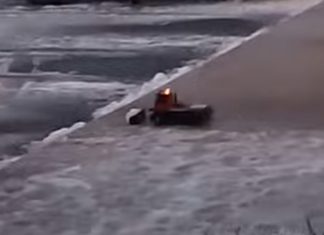 Homem usa brinquedo para tirar neve da entrada da loja