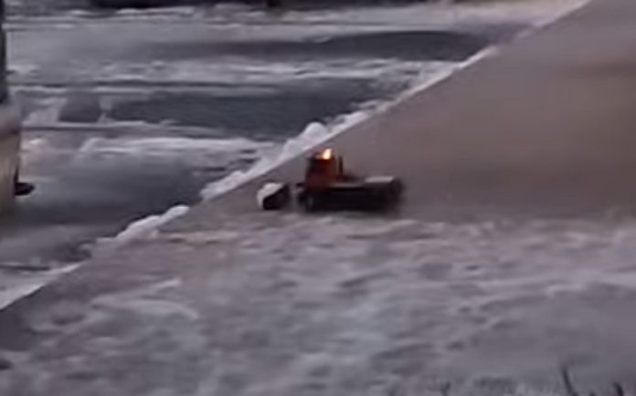 Homem usa brinquedo para tirar neve da entrada da loja Homem usa brinquedo para tirar neve da entrada da loja