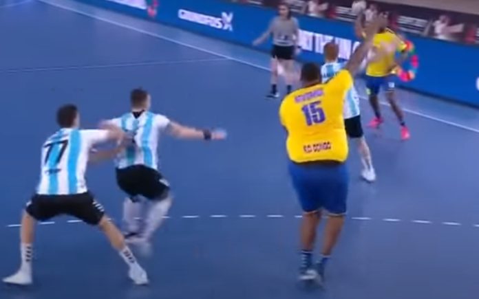 Jogador de andebol do Congo com 110 kg faz brilharete no mundial Jogador de andebol do Congo com 110 kg faz brilharete no mundial