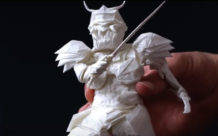Jovem artista passa 50 horas a criar um samurai com apenas uma folha de papel