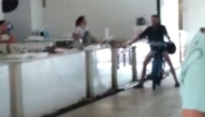 Jovem chega ao mercado de mota para impressionar mas passa vergonha Jovem chega ao mercado de mota para impressionar mas passa vergonha