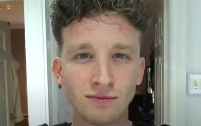 Jovem faz selfie todos os dias durante 10 anos e regista as mudanças Jovem faz selfie todos os dias durante 10 anos e regista as mudanças