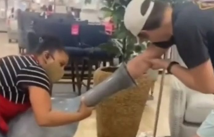 Jovem fica com o braço preso dentro de uma jarra Jovem fica com o braço preso dentro de uma jarra