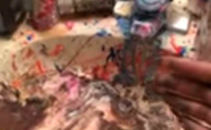 Mãe fica em choque ao ver que filhos brincaram com a maquilhagem Mãe fica em choque ao ver que filhos brincaram com a maquilhagem