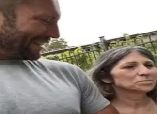 Mulher com demência começa a cantar quando reconhece filho em passeio Mulher com demência começa a cantar quando reconhece filho em passeio