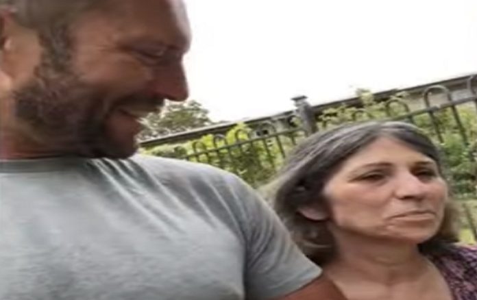 Mulher com demência começa a cantar quando reconhece filho em passeio Mulher com demência começa a cantar quando reconhece filho em passeio