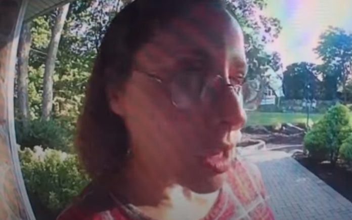 Mulher não fica contente com gorjeta e leva comida de volta