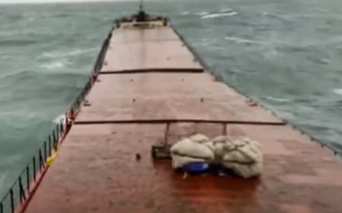 Navio de carga parte-se a meio e afunda no Mar Negro