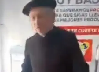 Padre agride uma pessoa que lhe pediu para colocar a máscara Padre agride uma pessoa que lhe pediu para colocar a máscara
