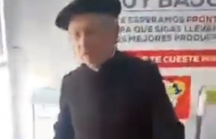 Padre agride uma pessoa que lhe pediu para colocar a máscara Padre agride uma pessoa que lhe pediu para colocar a máscara