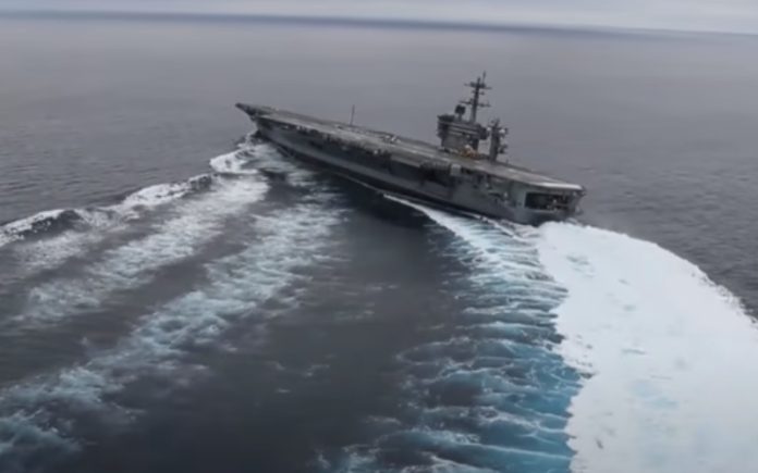Porta-aviões muda de direção com grande rapidez Porta-aviões muda de direção com grande rapidez