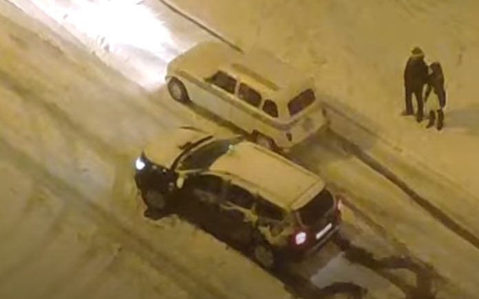 Renault 4L dá «baile» a Dacia moderno a andar na neve Renault 4L dá «baile» a Dacia moderno a andar na neve