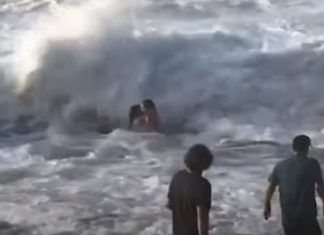 Surfista profissional salva mulher de ser afogada numa praia do Hawaii