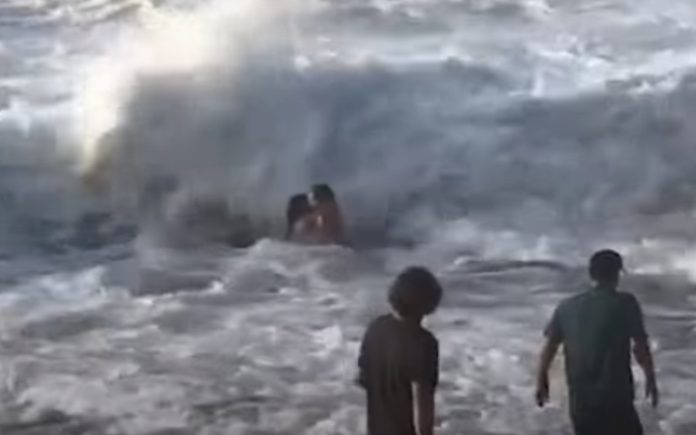 Surfista profissional salva mulher de ser afogada numa praia do Hawaii Surfista profissional salva mulher de ser afogada numa praia do Hawaii