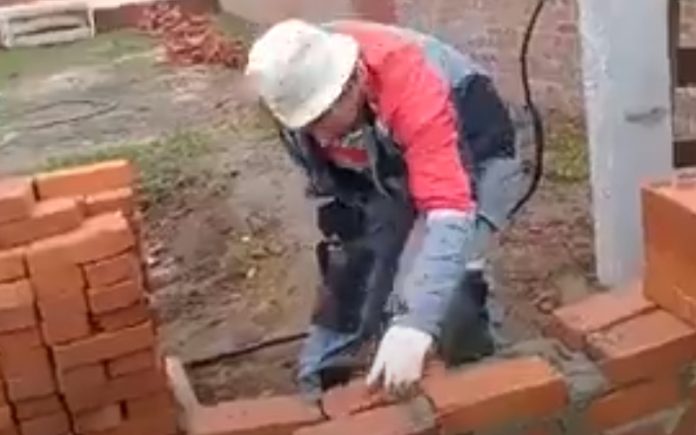 Trabalhador russo constrói muro completamente bêbedo Trabalhador russo constrói muro completamente bêbedo