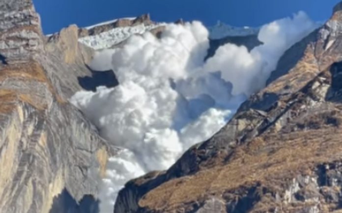 Turistas assistem a uma avalanche e sentem grande impacto Turistas assistem a uma avalanche e sentem grande impacto