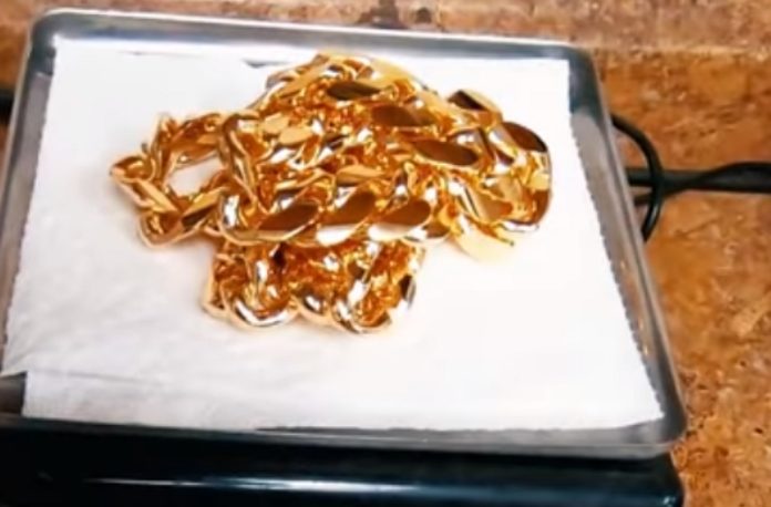 Vídeo mostra processo de fabrico de corrente com 1 kg de ouro