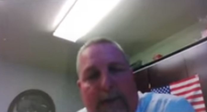 Administração escolar critica pais em reunião online e acaba por se demitir