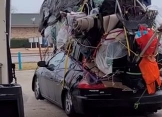 Família faz mudanças e empilha tudo em cima do carro