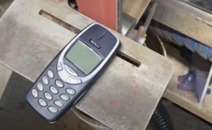 Homem põe à prova Nokia 3310 com uma lixadeira Homem põe à prova Nokia 3310 com uma lixadeira