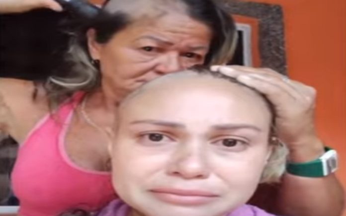 Mãe rapa o cabelo para prestar solidariedade a filha com cancro Mãe rapa o cabelo para prestar solidariedade a filha com cancro