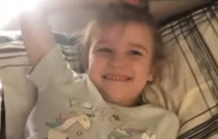 Menina de 6 anos só com um braço chora com notícia que vai ter uma prótese Menina de 6 anos só com um braço chora com notícia que vai ter uma prótese