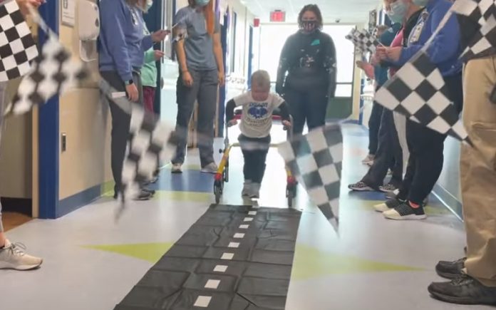 Menino de 2 anos chega ao hospital paralisado e sai a andar Menino de 2 anos chega ao hospital paralisado e sai a andar