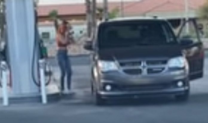 Mulher passa sérias dificuldades para abastecer o carro Mulher passa sérias dificuldades para abastecer o carro