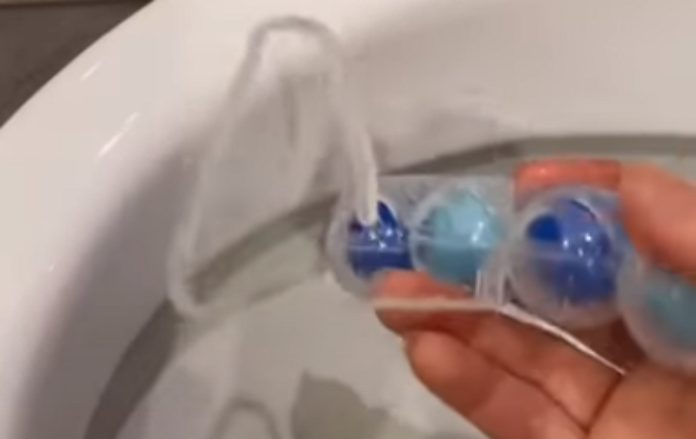 Vídeo mostra como colocar o ambientador de sanita corretamente Vídeo mostra como colocar o ambientador de sanita corretamente