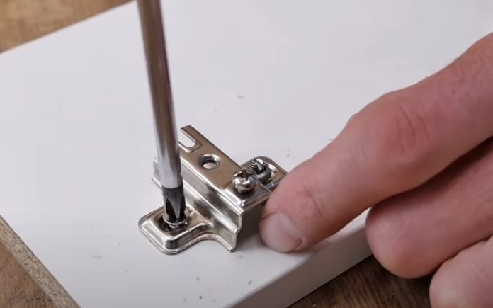 Vídeo mostra como consertar dobradiça estragada Vídeo mostra como consertar dobradiça estragada