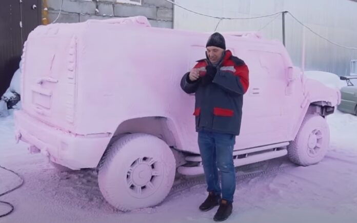 Homem tenta lavar o carro com temperatura a 40c mas não correu bem