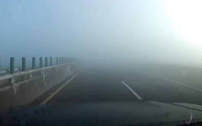 Carro tem acidente ao ir a grande velocidade com nevoeiro Carro tem acidente ao ir a grande velocidade com nevoeiro