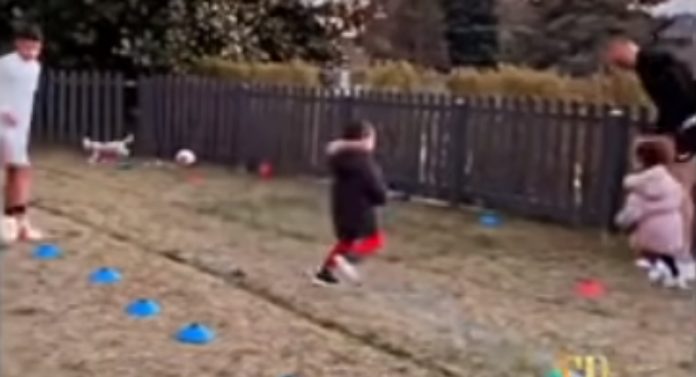 Cristiano Ronaldo joga futebol com os seus filhos e o cão Cristiano Ronaldo joga futebol com os seus filhos e o cão