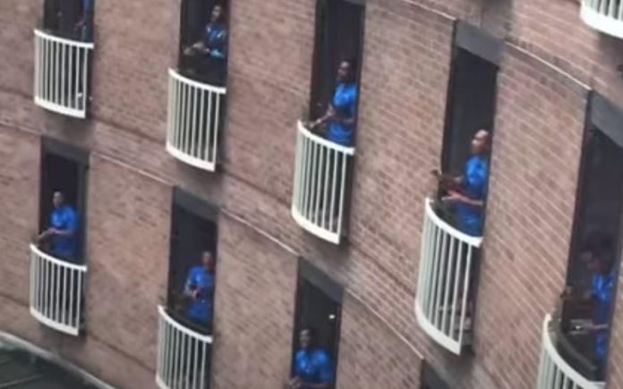Equipa de rugby das ilhas Fiji em quarentena canta nas varandas de hotel Equipa de rugby das ilhas Fiji em quarentena canta nas varandas de hotel