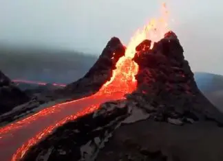 Fotógrafo capta imagens lindas de erupção de vulcão na Islândia com drone Fotógrafo capta imagens lindas de erupção de vulcão na Islândia com drone