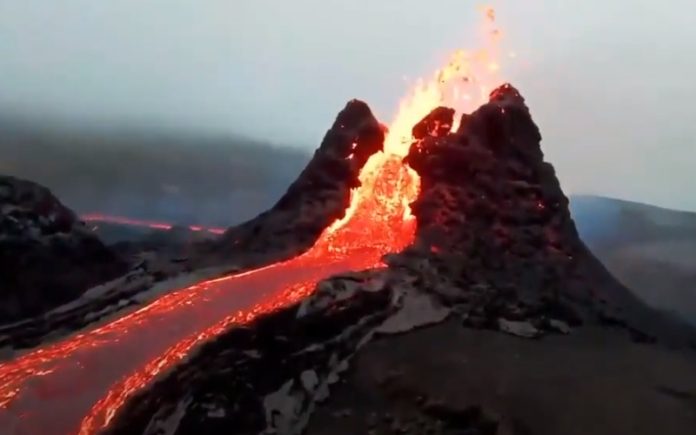 Fotógrafo capta imagens lindas de erupção de vulcão na Islândia com drone Fotógrafo capta imagens lindas de erupção de vulcão na Islândia com drone