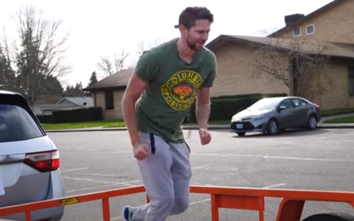 Homem mostra o que acontece quando se salta de carro em andamento