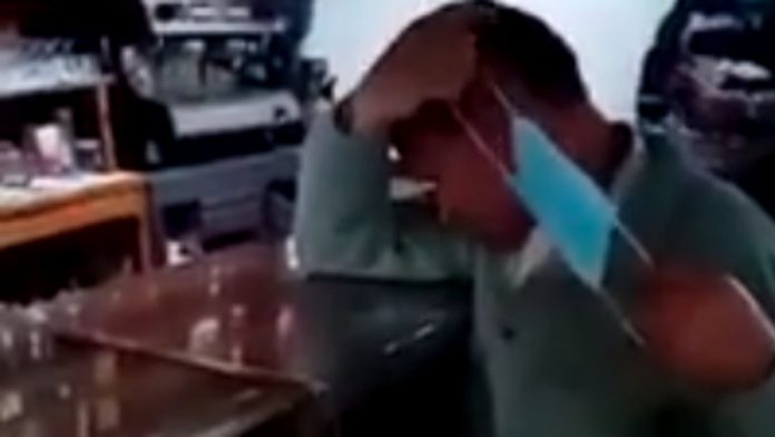 Homem passa mau bocado para colocar a máscara Homem passa mau bocado para colocar a máscara