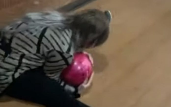 Jovem consegue fazer com que bola de bowling volte para trás Jovem consegue fazer com que bola de bowling volte para trás