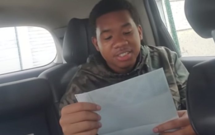 Jovem fica dececionado ao ver os descontos no primeiro salário